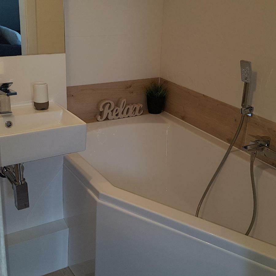 Black Rose Apartament Targi 3 Km, F-Ry Vat Kielce Buitenkant foto